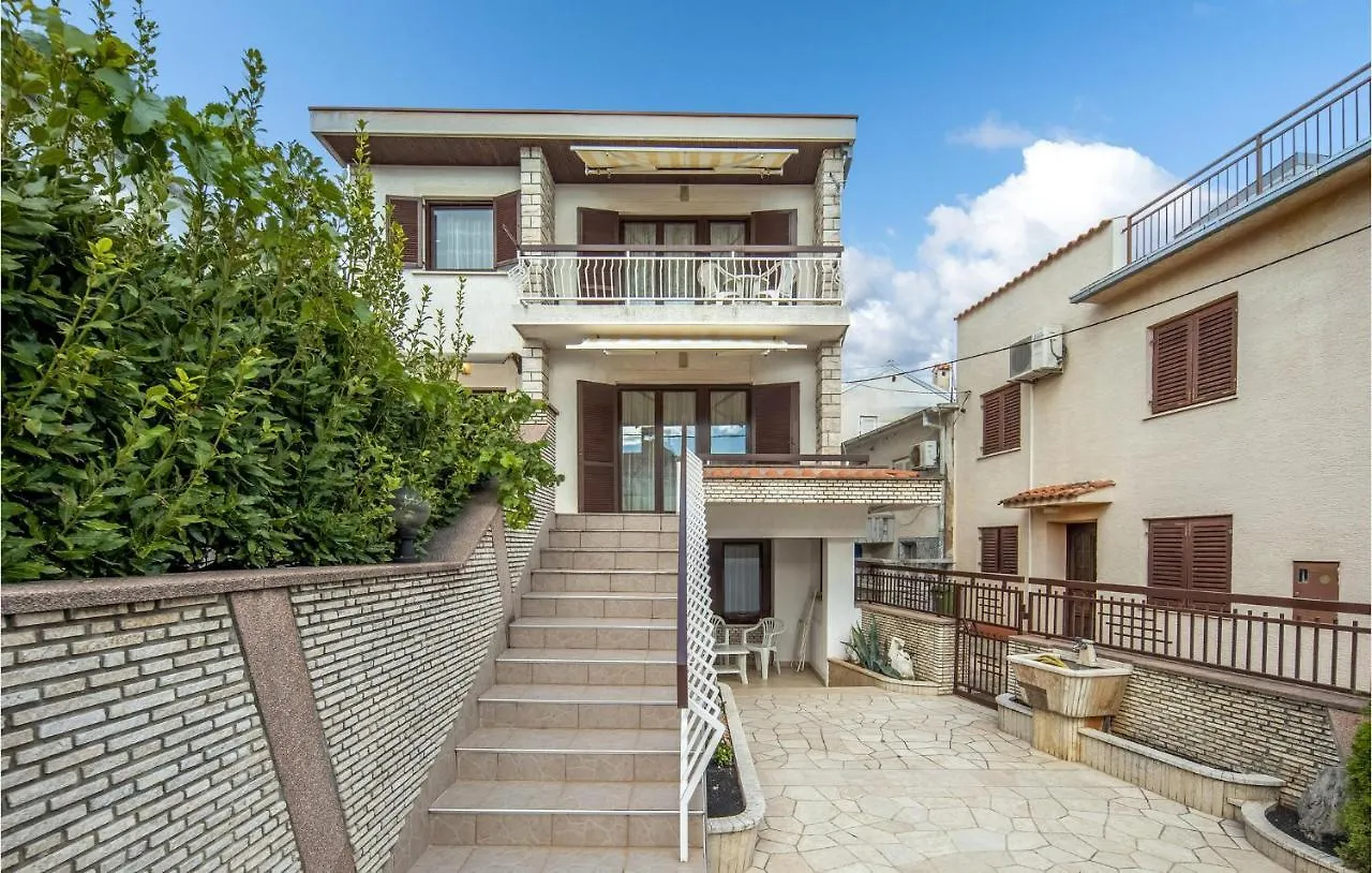 Lovely Apartment In Jadranovo With Kitchen Croaţia